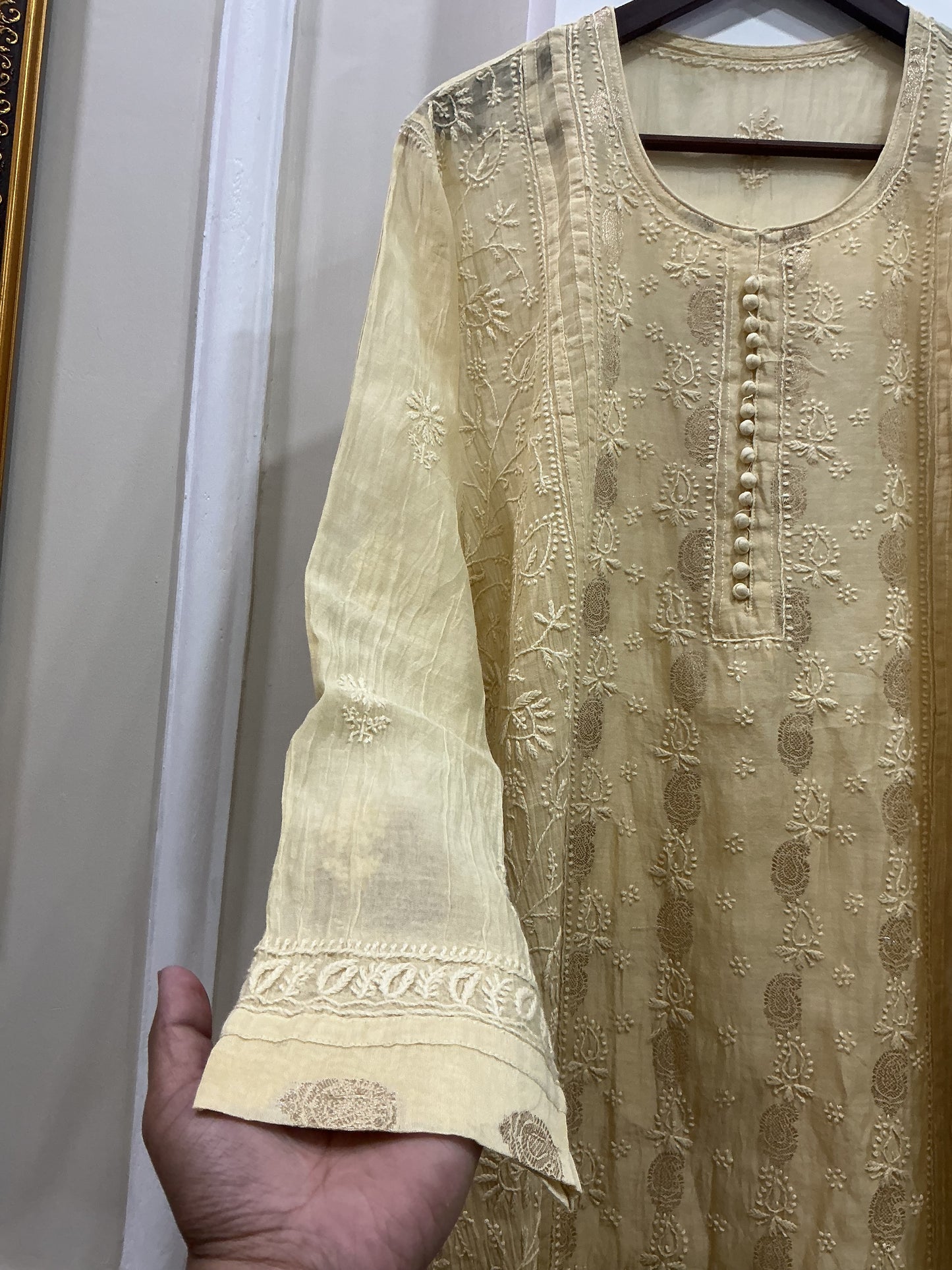 Designer kurti with broket fabric in centre
